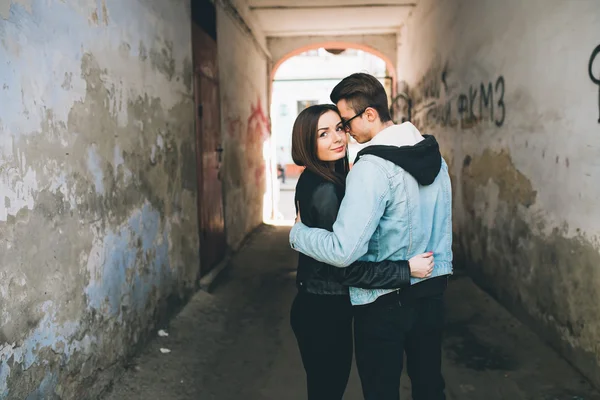 Young couple in arch — Stock Photo, Image