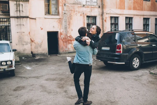 Junges Paar auf der Straße — Stockfoto