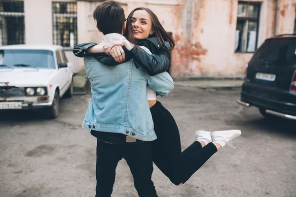 Jovem casal nas ruas — Fotografia de Stock