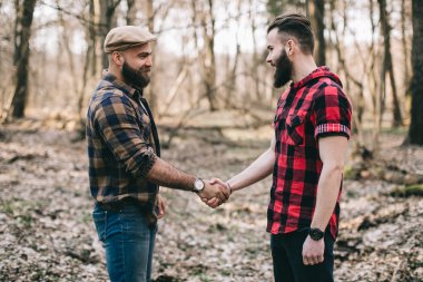 bir ormandaki sakallı erkekler