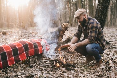 Ormandaki genç adam