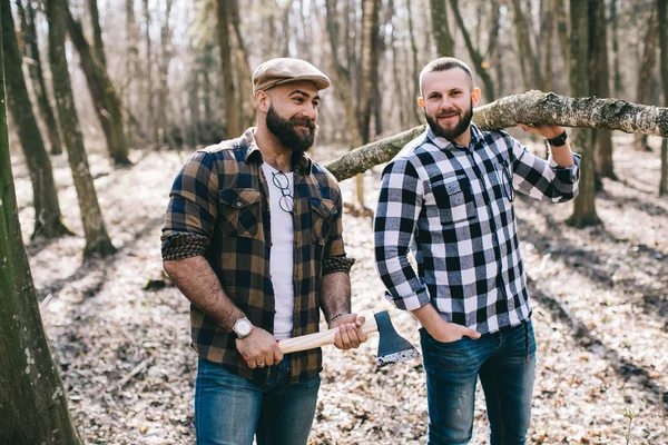 Homens barbudos na floresta — Fotografia de Stock