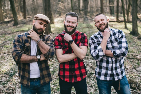 Homens barbudos em uma floresta — Fotografia de Stock