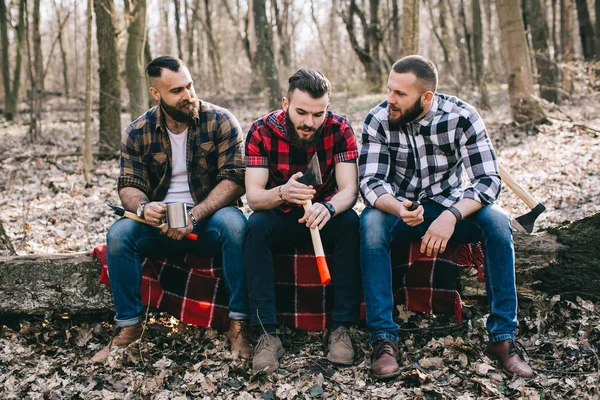 Três homens barbudos na floresta — Fotografia de Stock