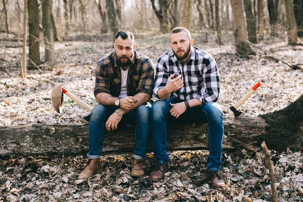 Homens barbudos em uma floresta — Fotografia de Stock