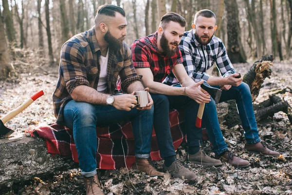 Homens barbudos em uma floresta — Fotografia de Stock