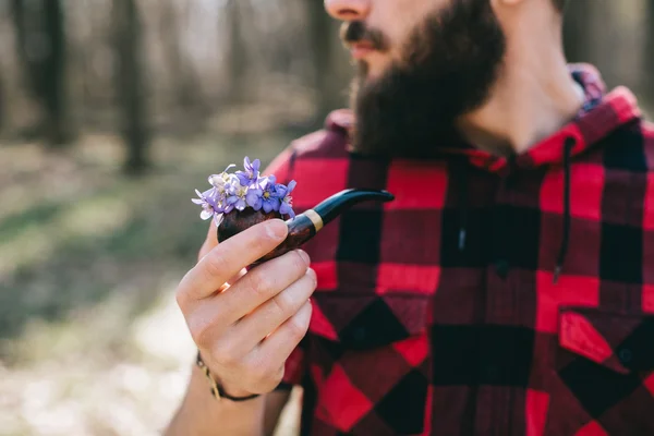 Ung man i skogen — Stockfoto