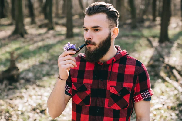 Jeune homme dans la forêt — Photo