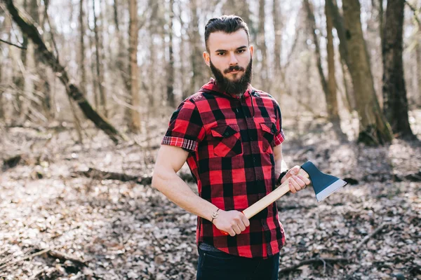 Joven en el bosque — Foto de Stock