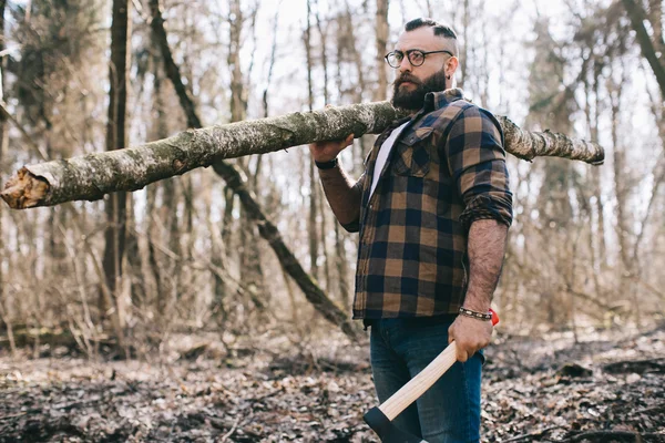 Leñador barbudo en la madera — Foto de Stock