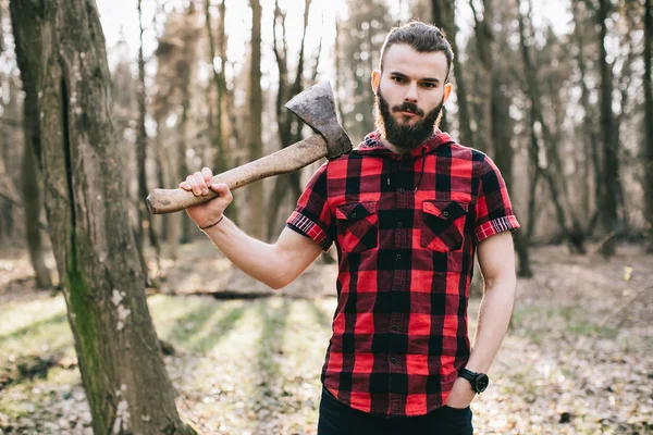 Joven en el bosque — Foto de Stock