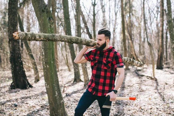 Jeune homme dans la forêt — Photo