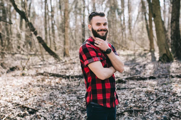 Jongeman in het bos — Stockfoto