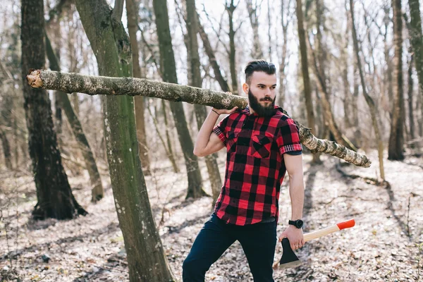 Ung man i skogen — Stockfoto