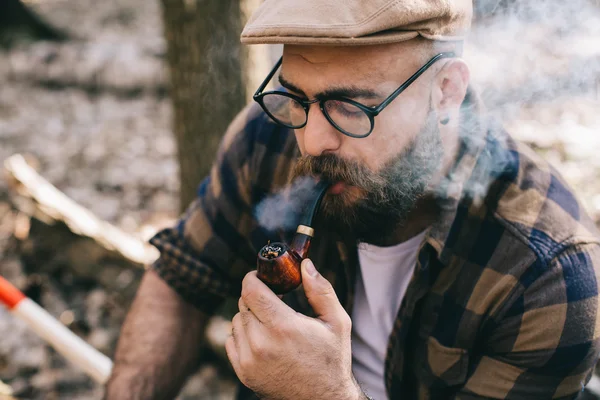 Joven en el bosque — Foto de Stock