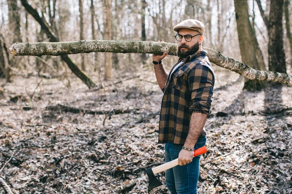 Бородатый дровосек в лесу — стоковое фото