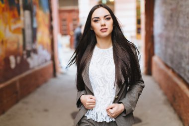 Şehirde poz takım elbiseli kız