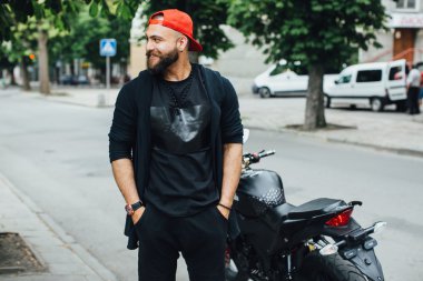 Kas sakallı motorcu