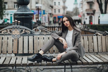 Şehirde poz takım elbiseli kız