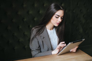 Dijital tablet ile çalışma kıyafetli kız