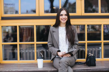 Dijital tablet ile çalışma kıyafetli kız