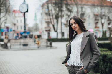 Şehirde poz takım elbiseli kız