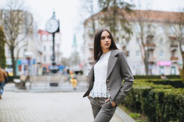 Şehirde poz takım elbiseli kız