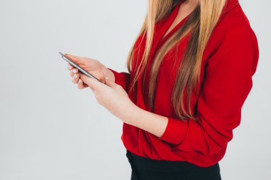 Kırmızı gömlekli smartphone kullanarak kız