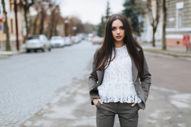 Şehirde poz takım elbiseli kız