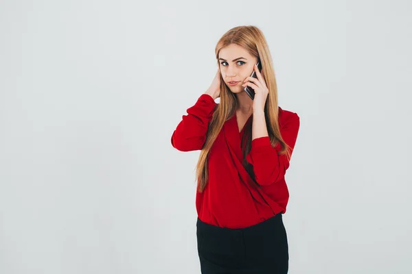 Menina de camisa vermelha falando no telefone — Fotografia de Stock