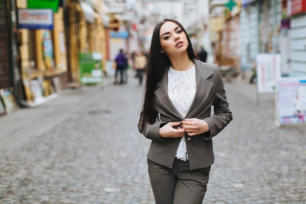 Meisje in pak poseren in de stad — Stockfoto