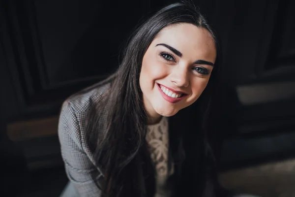 Chica en traje en interior acogedor — Foto de Stock