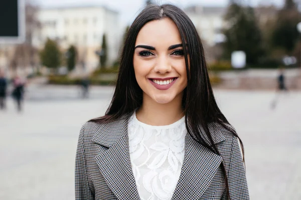 Ragazza in giacca e cravatta in città — Foto Stock