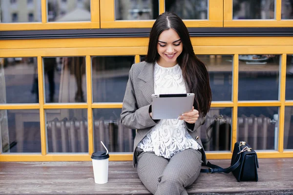 Chica de traje trabajando con tableta digital — Foto de Stock