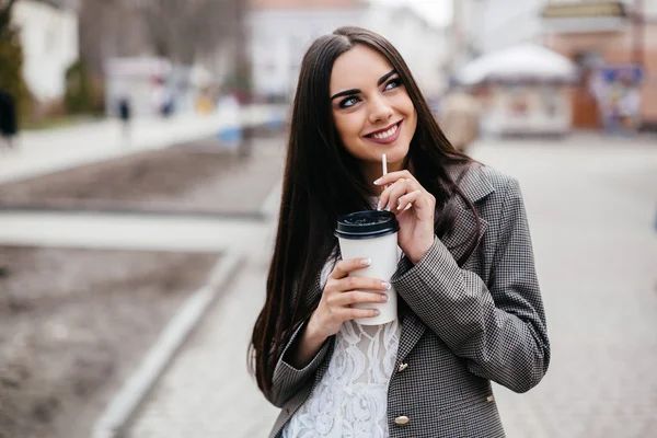 Dívka v obleku s šálek kávy — Stock fotografie