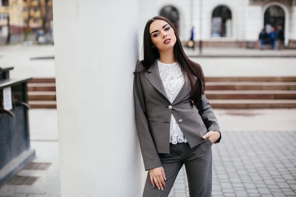 Meisje in pak poseren in de stad — Stockfoto