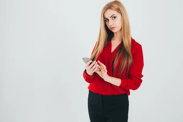 Κορίτσι με κόκκινο πουκάμισο χρησιμοποιώντας smartphone — Φωτογραφία Αρχείου