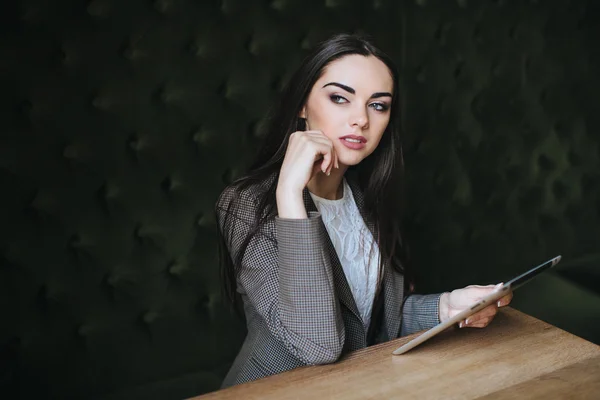 Chica de traje trabajando con tableta digital — Foto de Stock