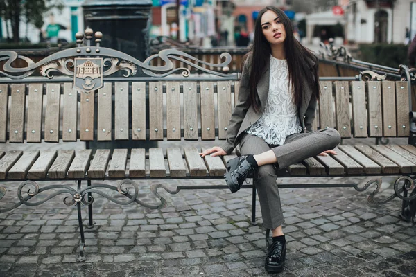Chica en traje posando en la ciudad — Foto de Stock
