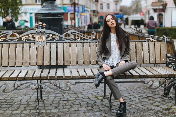 Chica en traje posando en la ciudad — Foto de Stock