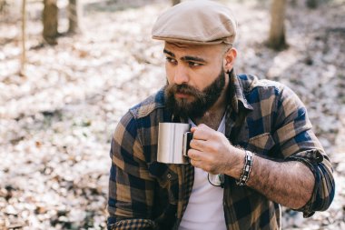 sakallı adam kahve içme