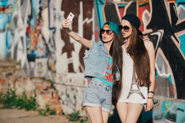 genç kızlar selfie alarak