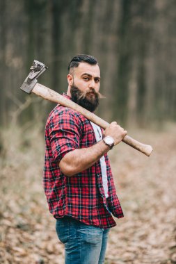 Ormanın içinde sakallı oduncu