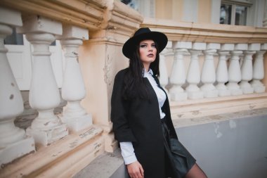 Şapkalı genç kadın.