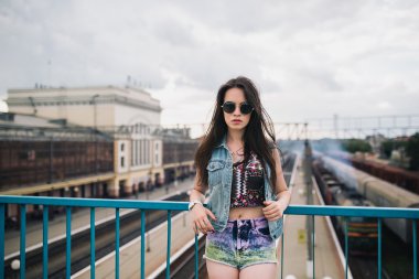 Genç kız sokakta poz