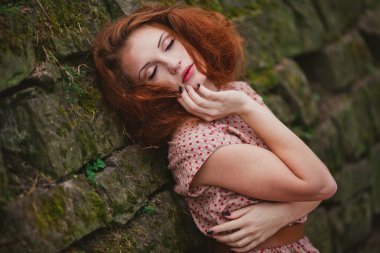 Küçük kızıl saçlı kız 