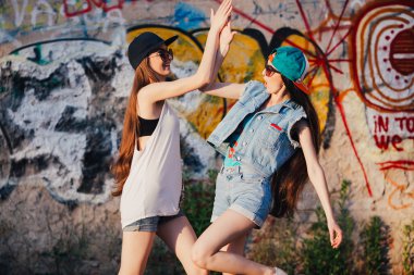 Sokakta genç kızlar