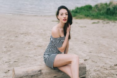 suya yakın güzel kız