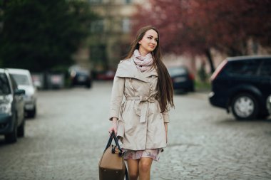 ceketi giyen genç kadın 