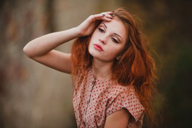 Küçük kızıl saçlı kız 